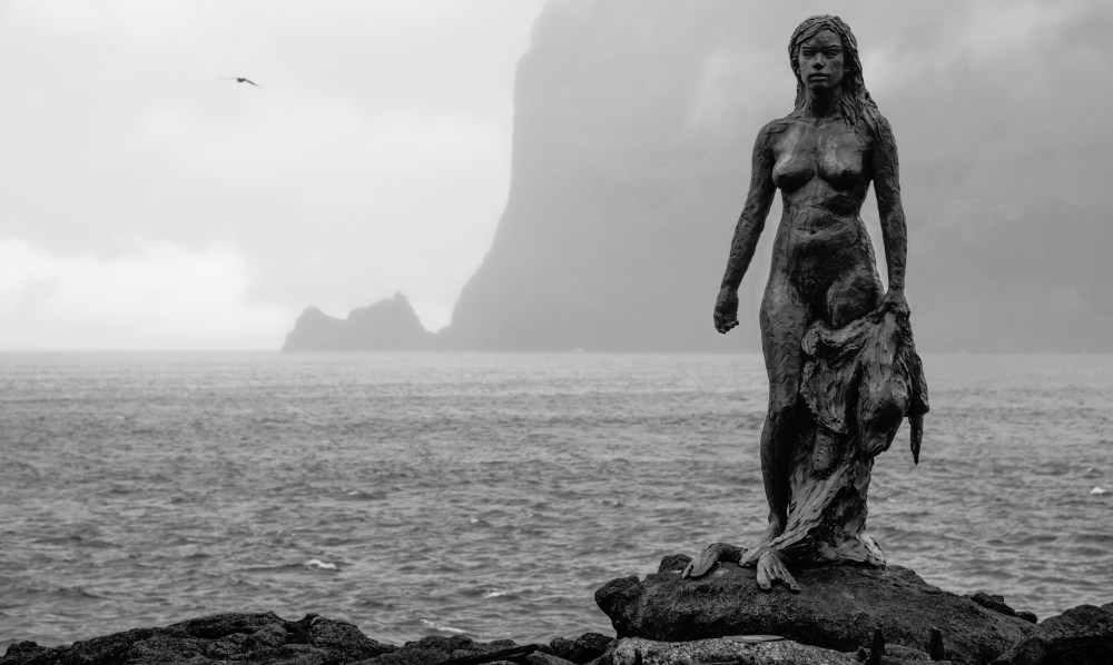 Selkie_statue_in_Mikladalur (1).jpg